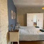 L'escalier Rouge - Maison Typique Avec Cour Ferienhaus *