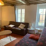 L'escalier Rouge - Maison Typique Avec Cour Ferienhaus *