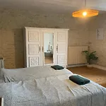 L'escalier Rouge - Maison Typique Avec Cour