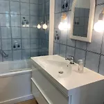 L'escalier Rouge - Maison Typique Avec Cour