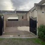 L'escalier Rouge - Maison Typique Avec Cour *