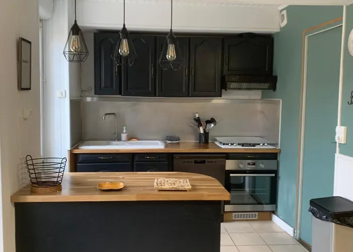 L'escalier Rouge - Maison Typique Avec Cour Holiday home Luc-sur-Mer