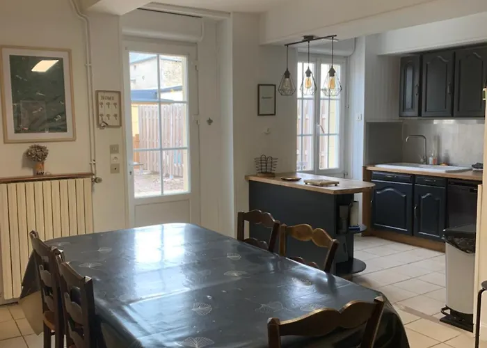 L'escalier Rouge - Maison Typique Avec Cour * Luc-sur-Mer