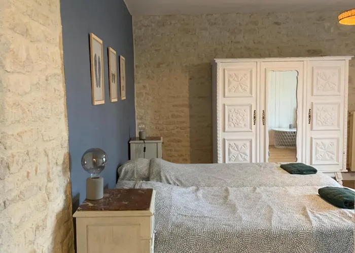 L'escalier Rouge - Maison Typique Avec Cour Holiday home *