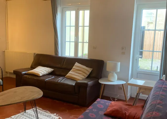 L'escalier Rouge - Maison Typique Avec Cour Holiday home *