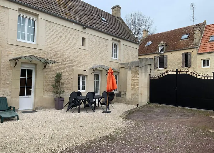 L'escalier Rouge - Maison Typique Avec Cour *