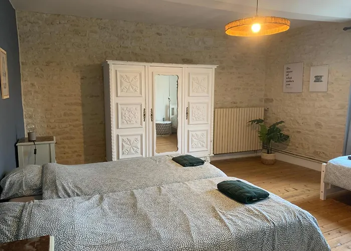 L'escalier Rouge - Maison Typique Avec Cour