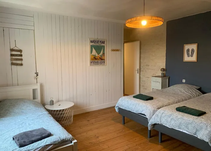 L'escalier Rouge - Maison Typique Avec Cour Holiday home Luc-sur-Mer