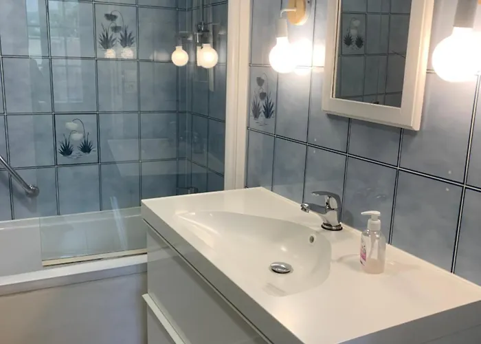 L'escalier Rouge - Maison Typique Avec Cour